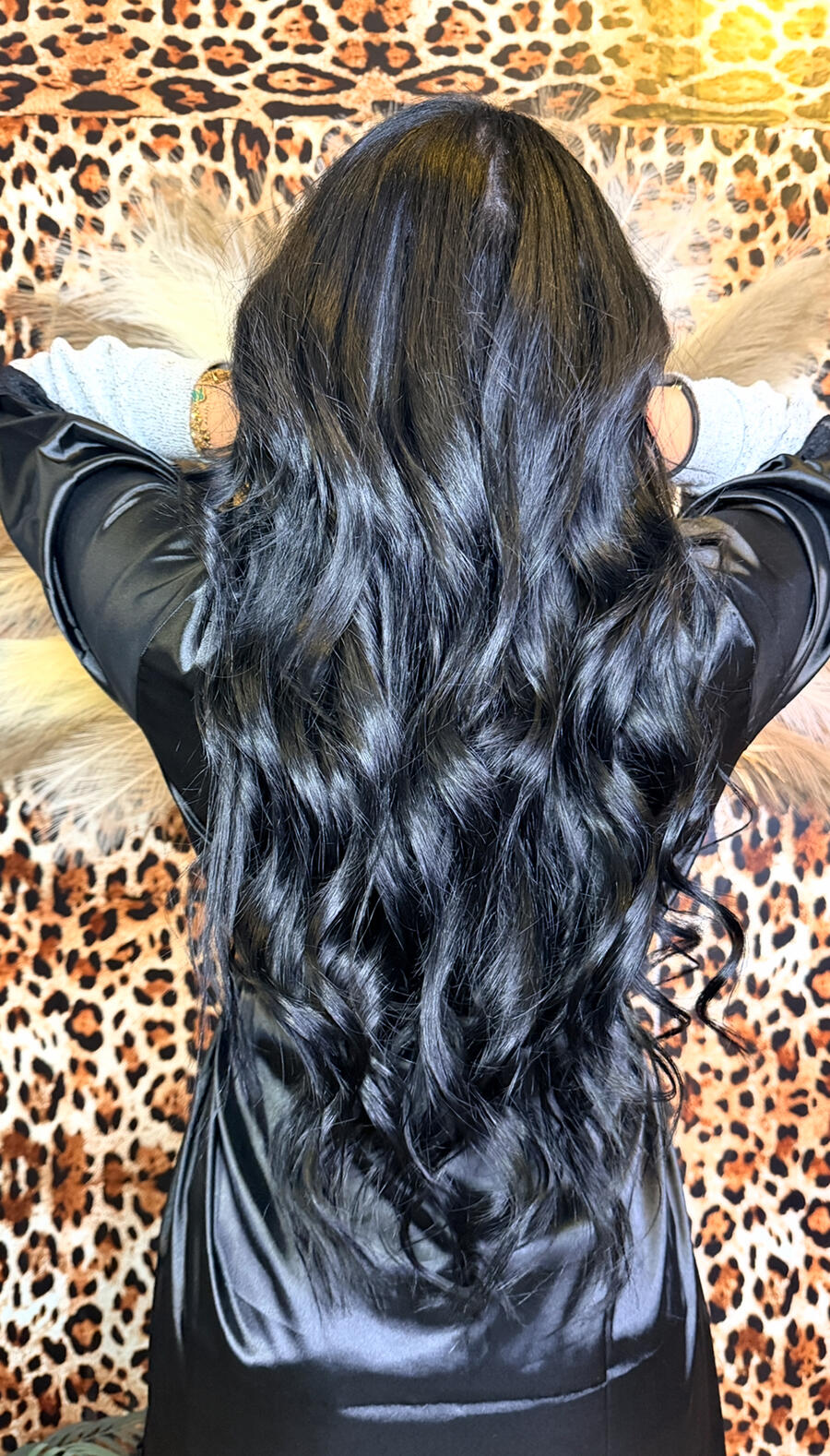Langes dunkles Haar nach der Truth Invisible Extensions Anwendung